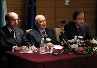 Il Presidente Giorgio Napolitano, nella foto con l'Ambasciatore Marsili ed il Consigliere per la Stampa e la Comunicazione Cascella, durante la conferenza stampa a chiusura del viaggio in Turchia