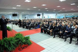 Il Presidente Giorgio Napolitano all'Azienda Selex Sistemi Integrati durante l'incontro con il personale.