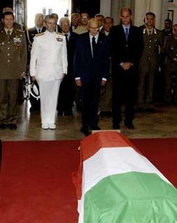 Il Presidente Giorgio Napolitano, rende omaggio alla salma del Caporal Maggiore Vincenzo Cardella, nella Cappella dell'Ospedale del Celio.