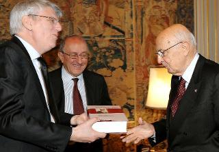 Il Presidente Giorgio Napolitano osserva un volume dell'opera completa &quot;Scritti e discorsi politici di Alcide De Gasperi&quot;