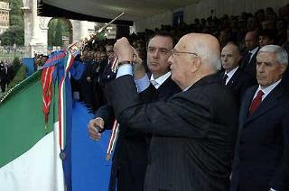 Il Presidente Giorgio Napolitano, nella foto con il Presidente del Senato Franco Marini ed il Ministro della Giusizia Clemente Mastella, consegna la Medeglia d'Oro al Merito Civile alla Bandiera del Corpo, durante la cerimonia, in occasione della Festa del Corpo della Polizia Penitenziaria.