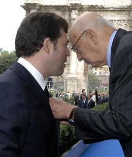 Il Presidente Giorgio Napolitano consegna la Medaglia d'Oro alla memoria del Brigadiere Antonino Baruffato al figlio, in occasione della Festa della Polizia Penitenziaria.