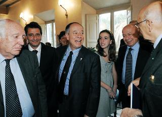 Il Presidente Giorgio Naplitano con i familiari di Francesco Compagna alla cerimonia in suo ricordo promossa dalla Società Geografica Italiana