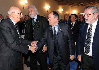 Il Presidente Giorgio Napolitano saluta Luigi Compagna in occasione della cerimonia in ricordo di Francesco Compagna nel trentennale dell'elezione a Vice Presidente della Società Geografica Italiana