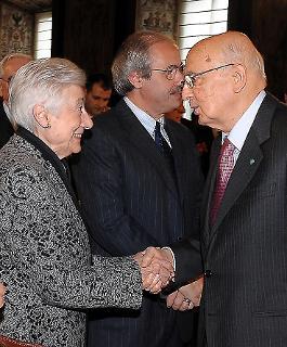 Il Presidente Giorgio Napolitano saluta Emma Cavallaro, Presidente della ConVol, in rappresentanza di tutte le organizzazioni di volontariato
