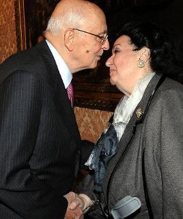 Il cordiale incontro del Presidente della Repubblica Giorgio Napolitano con Maria de Monserrat Caballè in occasione del conferimento dell'onorificenza di Cavaliere di Gran Croce dell'OMRI
