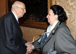 Il Presidente Giorgio Napolitano accoglie Maria de Monserrat Caballè in occasione del conferimento dell'onorificenza di Cavaliere di Gran Croce dell'OMRI