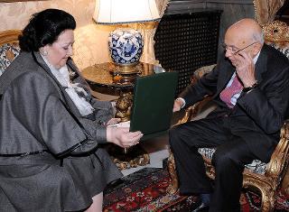 Il Presidente Giorgio Napolitano conferisce l'onorificenza di Cavaliere di Gran Croce dell'OMRI alla cantante lirica Maria de Monserrat Caballè