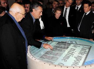 Il Presidente Giorgio Napolitano con la Signora Clio osserva il plastico della Casa della Memoria