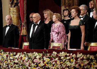 Il Presidente della Repubblica Giorgio Napolitano con la moglie Clio al Teatro alla Scala per la prima della Carmen