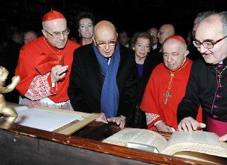 Il Presidente della Repubblica Giorgio Napolitano con la moglie Clio ed i Cardinali Bertone e Tettamanzi visitano l'Aula Leonardi