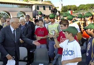 Il Presidente Giorgio Napolitano salutato dai ragazzi che hanno partecipato alla 14^ edizione del Concorso &quot;Immaginie per la Terra&quot;, nell'ambito della &quot;Festa d'Autunno&quot;.