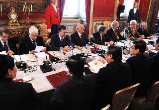 Il Presidente Giorgio Napolitano e il Presidente della Repubblica Socialista del Vietnam, Nguyen Minh Triet, si intrattengono a colloquio con le rispettive delegazioni