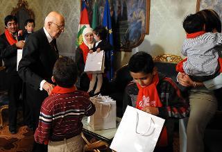 Un omaggio del Presidente della Repubblica Giorgio Napolitano ai bambini presenti alla registrazione del videomessaggio per la campagna Telethon