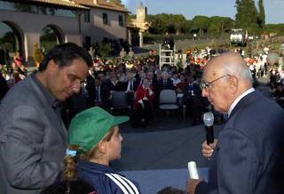Il Presidente Giorgio Napolitano nel corso dell'incontro con i vincitori della 14* edizione del Concorso &quot;Immagini per la Terra&quot;, nell'ambito della &quot;Festa d'Autunno&quot;.