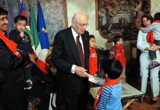 Il Presidente Giorgio Napolitano con i ragazzi nel corso della registrazione del videomessaggio per la campagna Telethon
