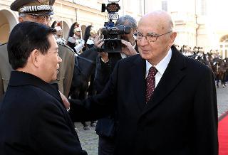 Il Presidente Giorgio Napolitano saluta il Presidente della Repubblica Socialista del Vietnam Nguyen Minh Triet a conclusione della visita di Stato