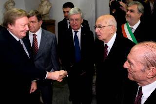Il Presidente Giorgio Napolitano con Enrico Manca, Presidente della Fondazione Bordoni, saluta il Prof. Carlo Rubbia, in occasione del Convegno organizzato per il 100° anniversario del conferimento del Premio Nobel a Guglielmo Marconi