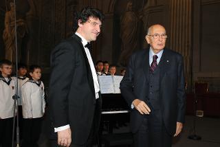 Il Presidente Giorgio Napolitano, al termine del concerto, saluta il Maestro che ha diretto il Concerto dei Wiener Saenger Knaben nella Cappella Paolina del Quirinale