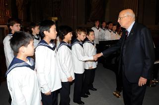Il Presidente Giorgio Napolitano saluta i ragazzi del Concerto dei Wiener Saenger Knaben nella Cappella Paolina del Quirinale