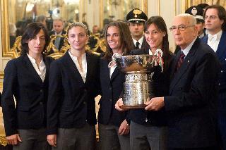 Il Presidente Giorgio Napolitano, con la Nazionale azzurra di tennis, mostra il trofeo vinto dalle atlete nella Fed Cup 2009