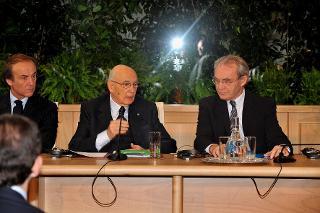 Il Presidente Giorgio Napolitano con il Presidente dell'Istituto Universitario Europeo, Yves Mèny, e il Ministro Ronchi alla inaugurazione della nuova sede degli Archivi Storici UE