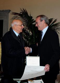 Il Presidente Giorgio Napolitano consegna le insegne di Cavaliere di Gran Croce dell'OMRI a Yves Mény