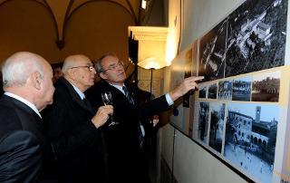 Il Presidente Giorgio Napolitano osserva alcune immagini del restauro di Villa Salviati
