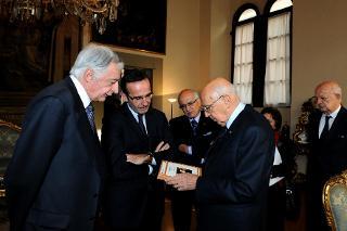 Il Presidente Giorgio Napolitano con una delegazione della Fondazione Spadolini - Nuova Antologia - per la consegna del volume &quot;Goffredo Mameli, Scritti&quot;