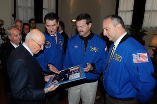 Il Presidente Giorgio Napolitano con Scott Altman, Michel Massimino e Paolo Nespoli, Astronauti dello Shuttle Atlantis