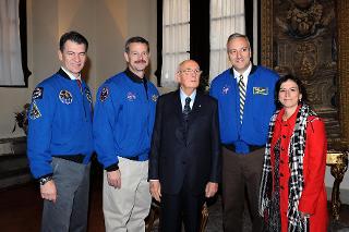 Il Presidente della Repubblica Giorgio Napolitano con una delegazione degli astronauti dello Shuttle Atlantis