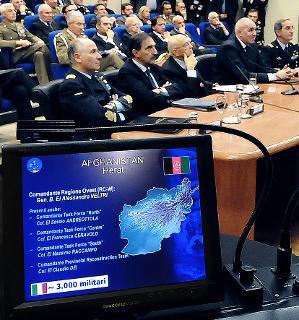 Il Presidente Giorgio Napolitano durante il collegamento in videoconferenza dal COI per gli auguri ai contingenti militari italiani impegnati nelle missioni internazionali