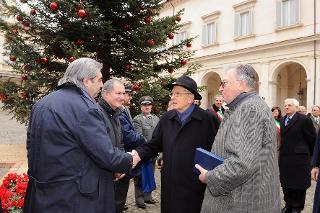 Il Presidente Giorgio Napolitano con una delegazione dell'Associazione Internazionale Produttori del Verde &quot;Moreno Vannucci&quot; e della Comunità Montana dell'Appennino Pistoiese che hanno donato l'abete natalizio