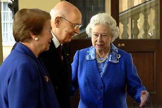 Il Presidente Giorgio Napolitano con la moglie Clio accolti da S.M. la Regina Elisabetta II all'arrivo a Buckingam Palace