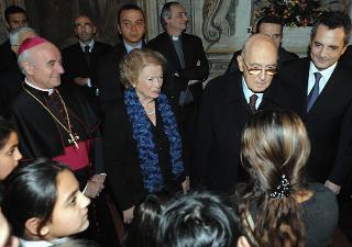 Il Presidente Giorgio Napolitano e la moglie Clio con una rappresentanza Rom in occasione della visita alla Comunità di Sant'Egidio