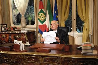 Il Presidente Giorgio Napolitano durante la trasmissione del messaggio di fine anno a reti unificate