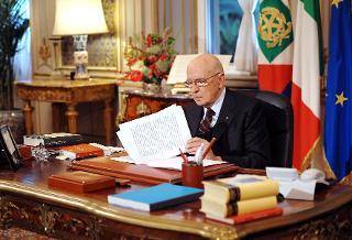 Il Presidente Giorgio Napolitano nel suo studio durante la lettura del messaggio di fine anno .