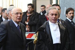 Il Presidente Giorgio Napolitano con Francesco Caia, Presidente del Consiglio dell'Ordine degli avvocati di Napoli, in occasione della cerimonia di commemorazione per il 50° anniversario della scomparsa di Enrico De Nicola