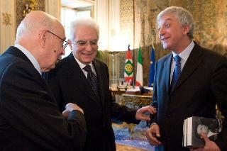 Il Presidente Giorgio Napolitano con Sergio e Bernardo Mattarella, rispettivamente fratello e figlio di Piersanti, in occasione della presentazione del documentario su Piersanti Mattarella.