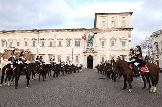 Un momento del cambio della Guardia solenne al Palazzo del Quirinale, con lo schieramento e lo sfilamento del Reggimento Corazzieri in occasione della Festa del Tricolore