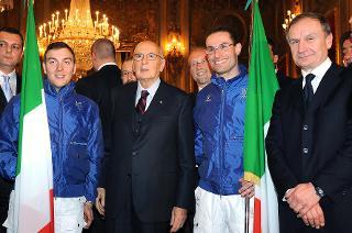 Il Presidente Giorgio Napolitano tra gli Alfieri della squadra olimpica e paralimpica dopo aver consegnato la Bandiera Italiana