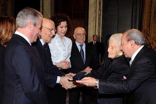 Il Presidente Giorgio Napolitano consegna il Premio Leonardo alla Carriera 2009 alla Senatrice a vita Rita Levi Montalcini in occasione della Giornata della Qualità Italia