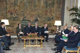 Il Presidente Giorgio Napolitano con il Dott. Giorgio Corradini, Presidente della CIDA ed alcuni dirigenti per la consegna della "Carta dei valori della dirigenza, dei quadri e delle alte professionalità" in occasione del 60° anniversario di costituzione.