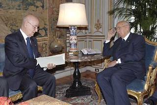 Il Presidente Giorgio Napolitano con il Dott. Giorgio Corradini, Presidente della CIDA per la consegna della "Carta dei valori della dirigenza, dei quadri e delle alte professionalità"