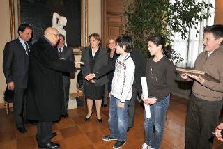Il Presidente Giorgio Napolitano saluta alcuni ragazzi che hanno partecipato alla cerimonia celebrativa del &quot;Giorno della Memoria&quot;