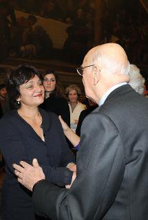 Il Presidente Giorgio Napolitano saluta la figlia del sen. Antonio Giolitti, Anna, al suo arrivo a Palazzo Montecitorio