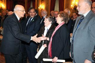 Il Presidente Giorgio Napolitano saluta alcuni familiari delle vittime delle foibe