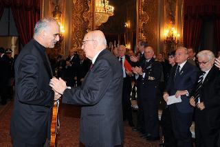Il Presidente Giorgio Napolitano saluta il M° Francesco Squarcia in occasione della celebrazione del Giorno del Ricordo
