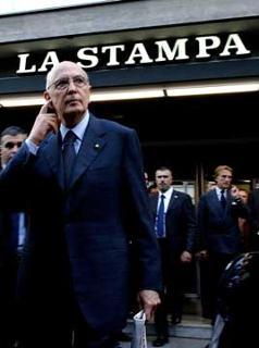 Il Presidente Giorgio Napolitano all'uscita dalla sede del quotidiano torinese.