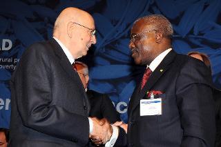Il Presidente Giorgio Napolitano al temine del suo intervento saluta il Sig. Kanayo F. Nwanze, Presidente dell'IFAD